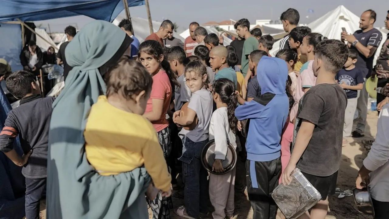 Gaza, presi d’assalto i depositi di cibo dei centri umanitari: «Le persone sono disperate, gli aiuti non bastano»