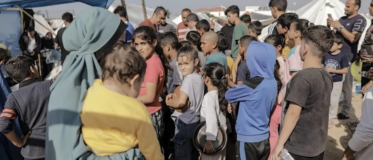 Gaza, presi d’assalto i depositi di cibo dei centri umanitari: «Le persone sono disperate, gli aiuti non bastano»