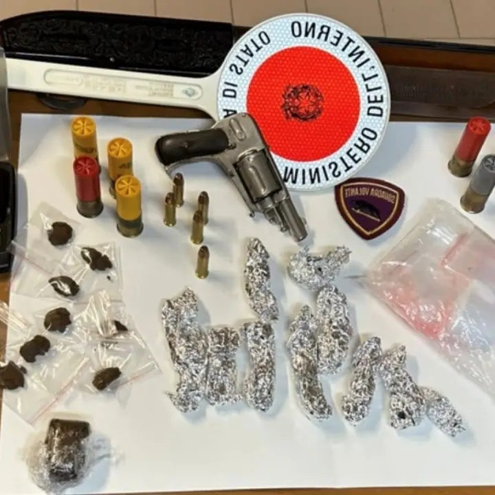 Controlli in un condominio a Crotone, armi e droga nascoste nel tetto e nelle intercapedini