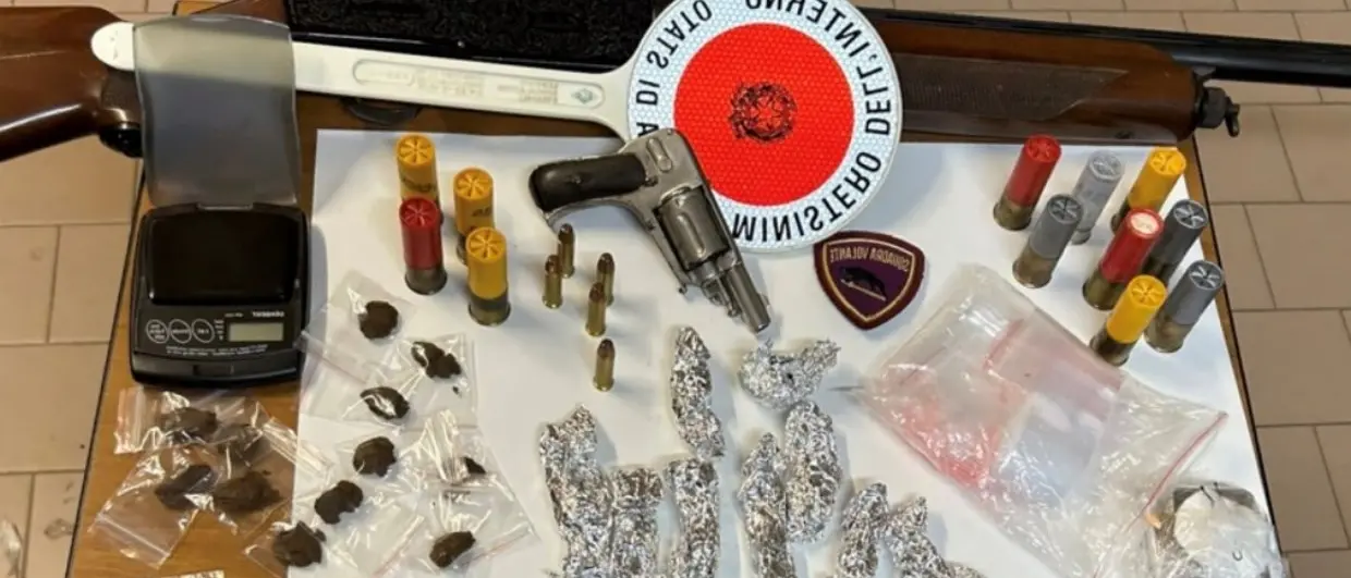 Controlli in un condominio a Crotone, armi e droga nascoste nel tetto e nelle intercapedini