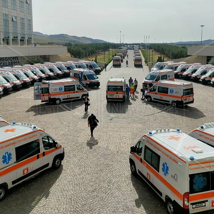 Arrivate in Calabria 60 nuove ambulanze, Occhiuto: «Presto attivo il numero unico 112 per le emergenze»