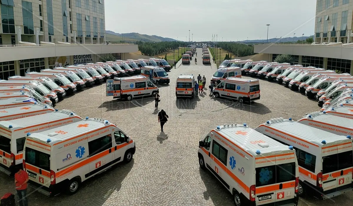 Arrivate in Calabria 60 nuove ambulanze, Occhiuto: «Presto attivo il numero unico 112 per le emergenze»