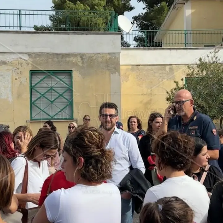 Tagli alla scuola, a Corigliano-Rossano protestano studenti e famiglie. Il sindaco Stasi: «Piano iniquo»