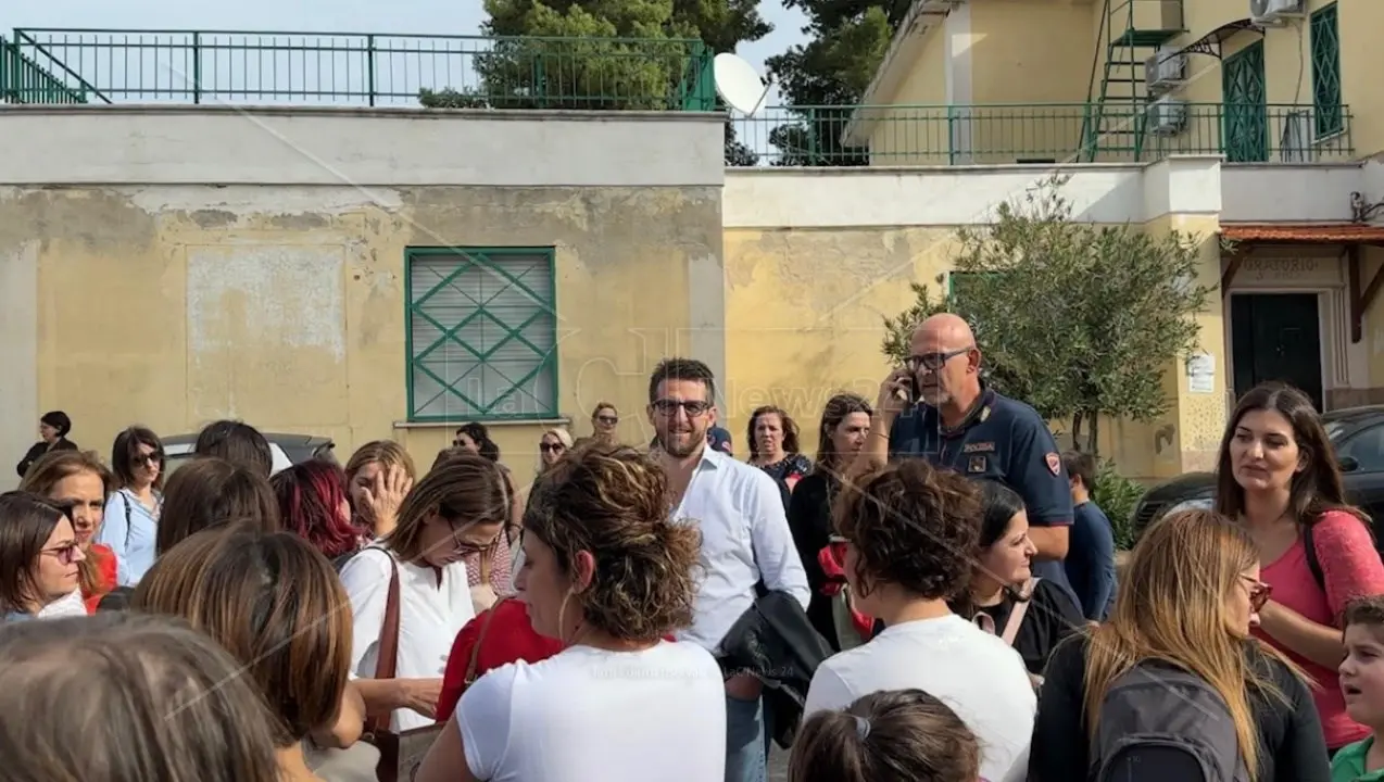 Tagli alla scuola, a Corigliano-Rossano protestano studenti e famiglie. Il sindaco Stasi: «Piano iniquo»