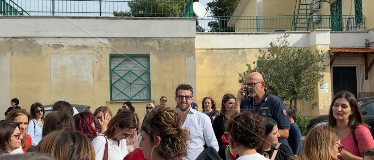 Tagli alla scuola, a Corigliano-Rossano protestano studenti e famiglie. Il sindaco Stasi: «Piano iniquo»