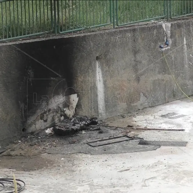 Catanzaro, incendio nel cantiere allestito per lavori in una scuola elementare: è già il secondo episodio