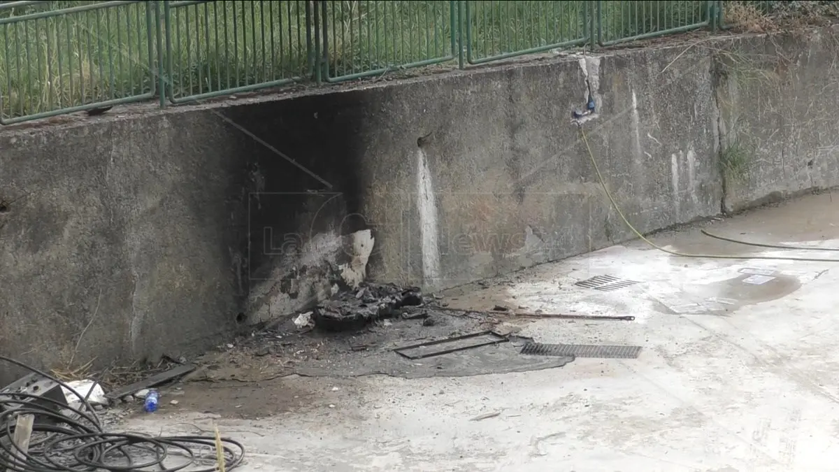 Catanzaro, incendio nel cantiere allestito per lavori in una scuola elementare: è già il secondo episodio