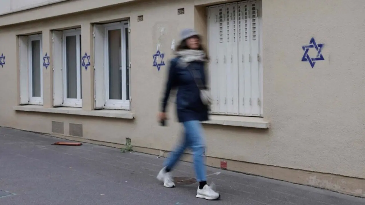 Stelle di David sui muri, vandalismo e intimidazioni: aumentano i casi di antisemitismo in Europa