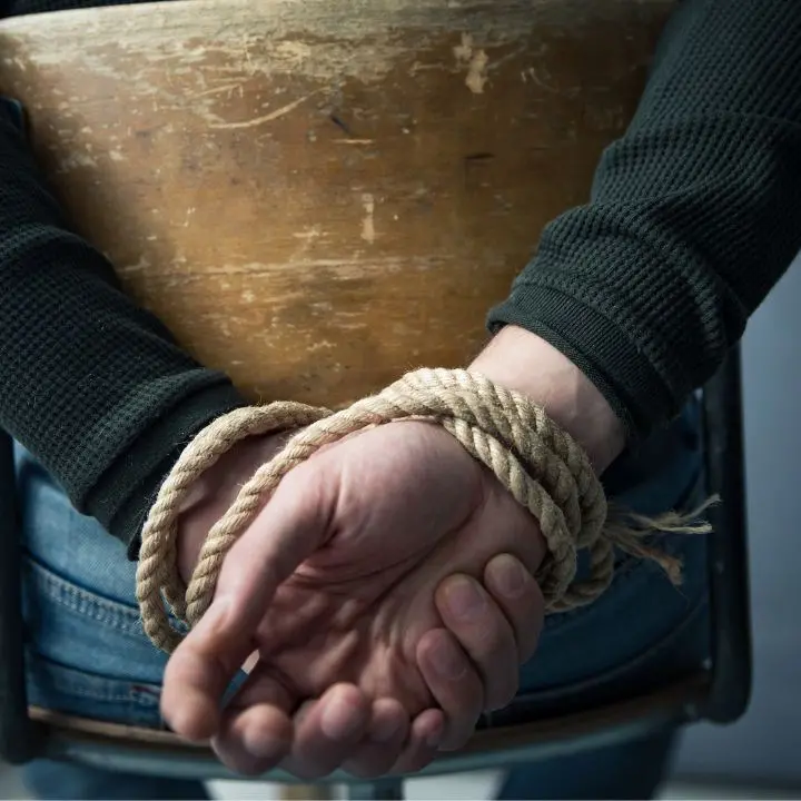 Va a incontrare una donna conosciuta sui social ma è una trappola: giovane sequestrato, picchiato e derubato nel Vibonese