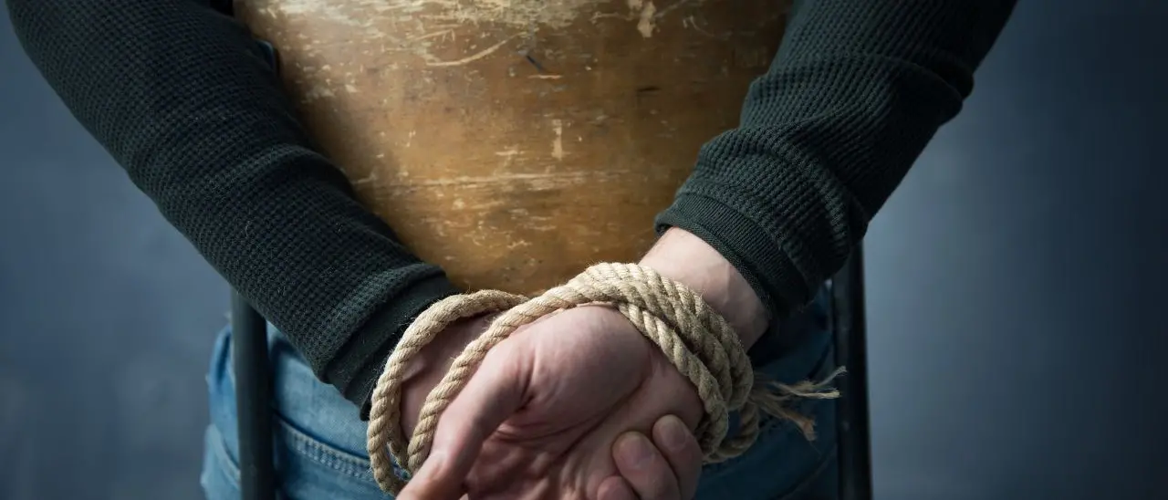 Va a incontrare una donna conosciuta sui social ma è una trappola: giovane sequestrato, picchiato e derubato nel Vibonese