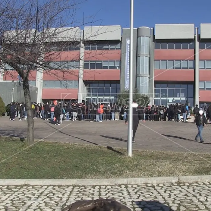 Presunte molestie al liceo di Castrolibero, rinviati a giudizio professore ed ex preside