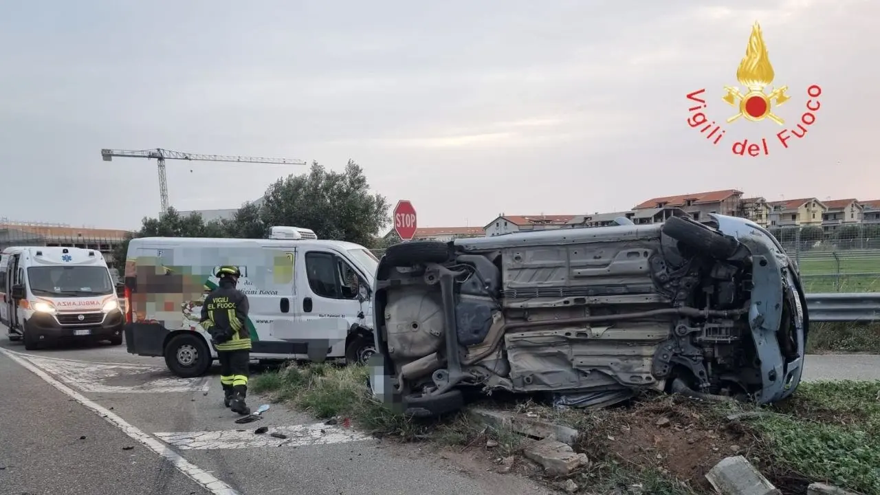 Incidente stradale sulla SS106 a Squillace Lido, scontro tra un furgone e un’auto: un ferito