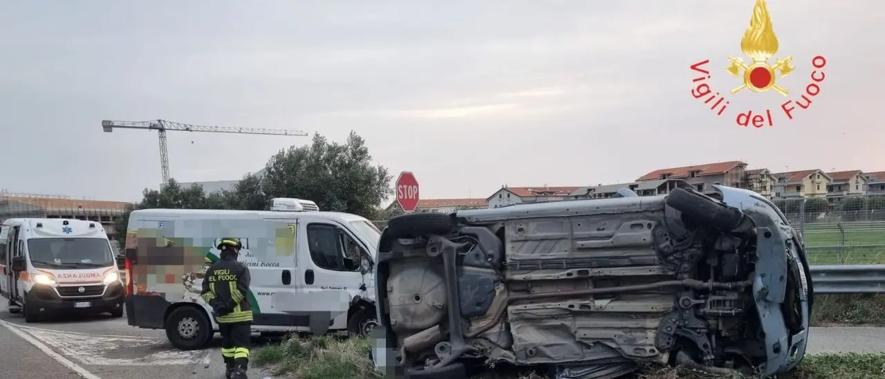 Incidente stradale sulla SS106 a Squillace Lido, scontro tra un furgone e un’auto: un ferito