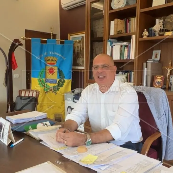 Crisi in “contumacia”, cade l’amministrazione di Trebisacce: il Consiglio comunale sfiducia il sindaco Aurelio