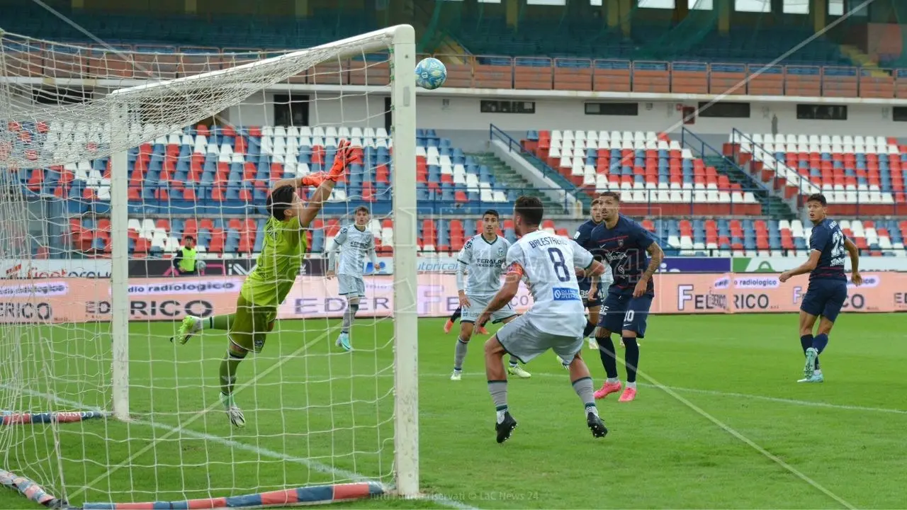 L’ex Butic frena il Cosenza. La Feralpisalò strappa un punto: al Marulla termina 1-1