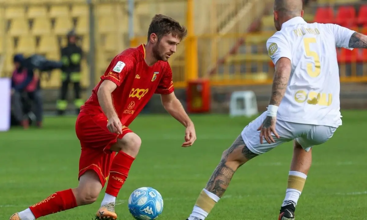 Catanzaro-Modena, il gol nel recupero di Bozhanaj decreta la seconda sconfitta consecutiva per le Aquile: finale 1-2