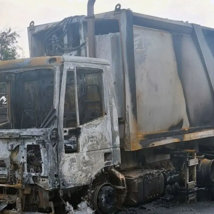 Cetraro, in fiamme un camion per la raccolta dei rifiuti. Il sindaco Cennamo: «Chiaro episodio criminale»