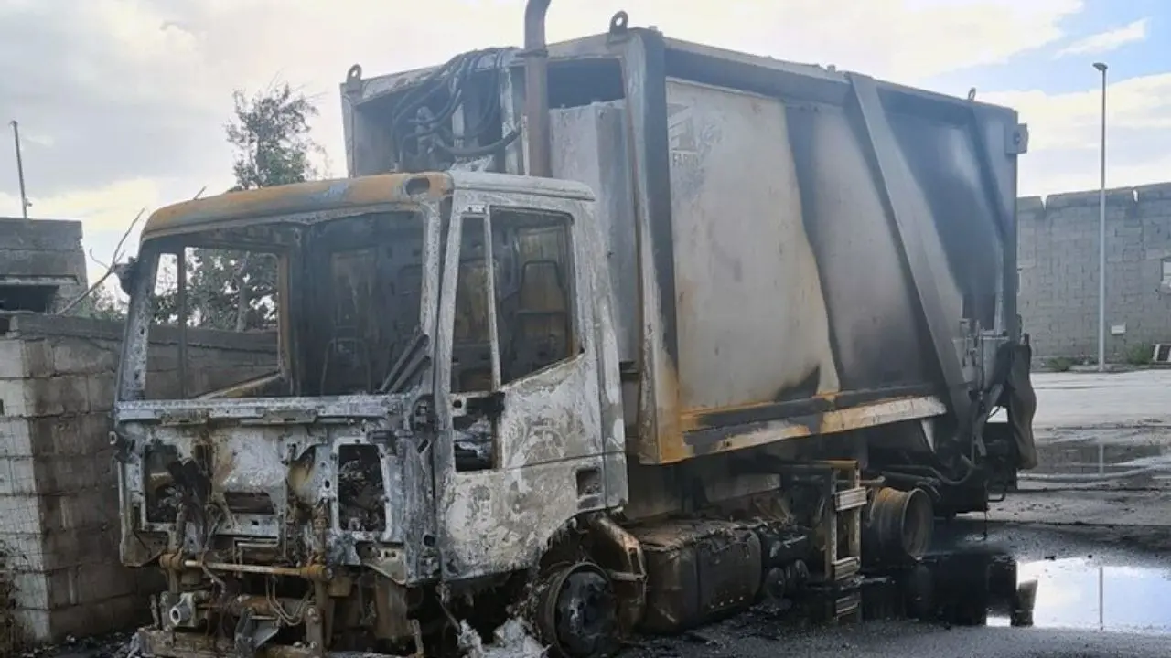 Cetraro, in fiamme un camion per la raccolta dei rifiuti. Il sindaco Cennamo: «Chiaro episodio criminale»