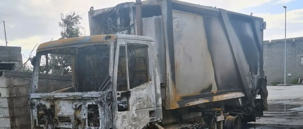 Cetraro, in fiamme un camion per la raccolta dei rifiuti. Il sindaco Cennamo: «Chiaro episodio criminale»
