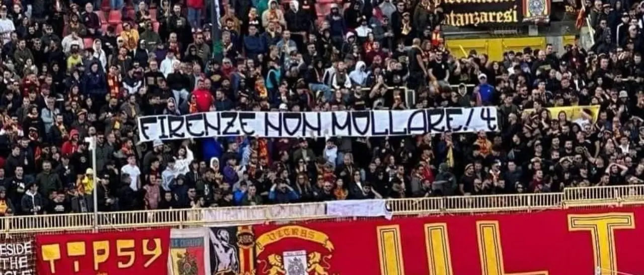 «Firenze non mollare»: il messaggio dei tifosi del Catanzaro per le vittime del maltempo in Toscana