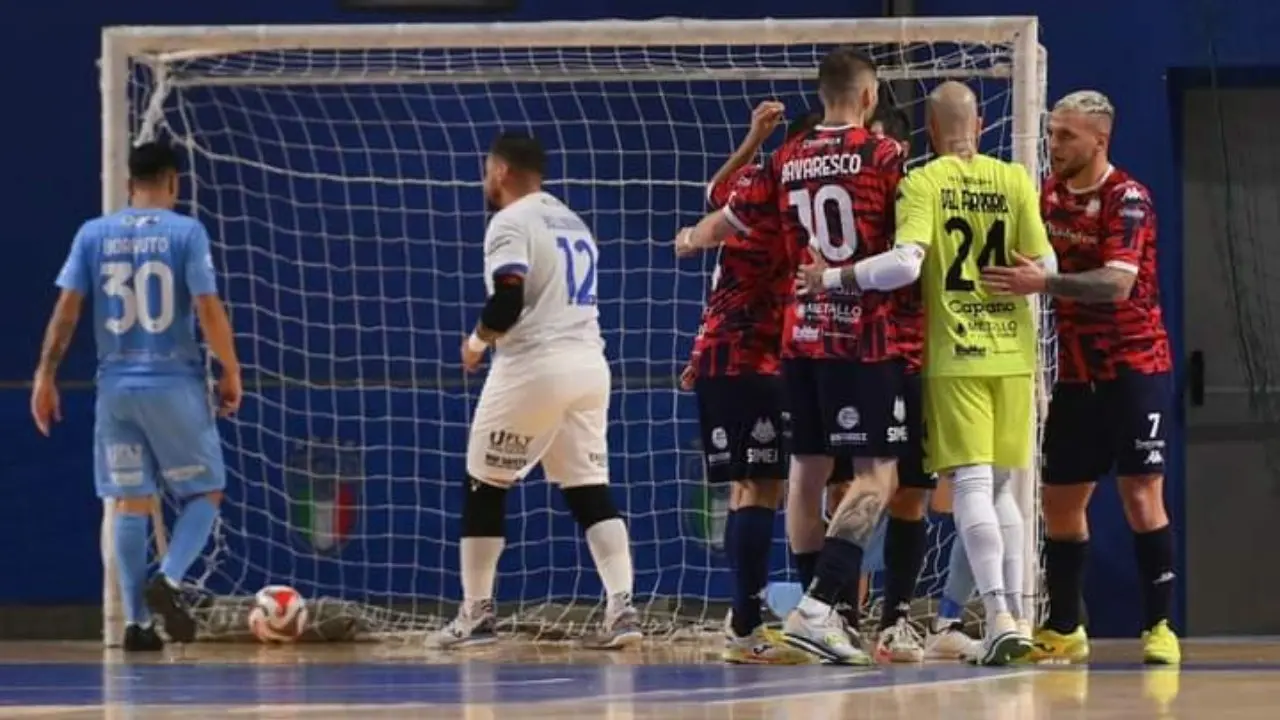 Calcio a 5, la Pirossigeno Cosenza agguanta Napoli nel finale: finisce 3-3