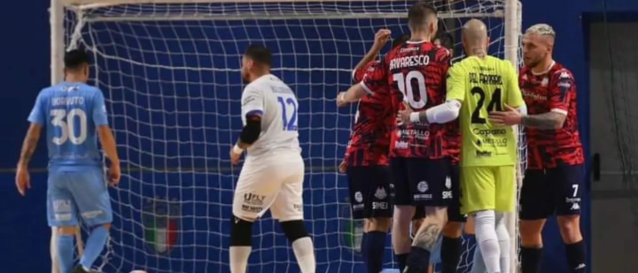 Calcio a 5, la Pirossigeno Cosenza agguanta Napoli nel finale: finisce 3-3