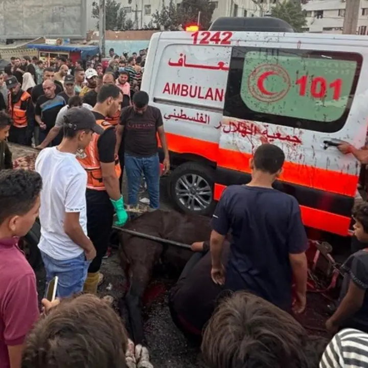 Colpito da Israele un altro campo profughi nel centro di Gaza, 51 morti. Bombardate anche 3 scuole