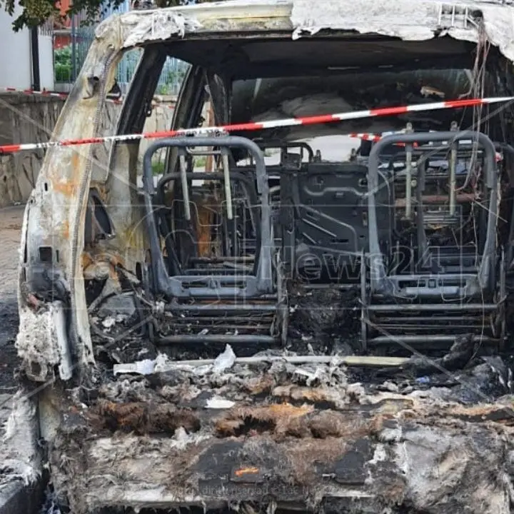 Trebisacce, un furgone in fiamme vicino alla scuola elementare San Giovanni Bosco: indagini in corso