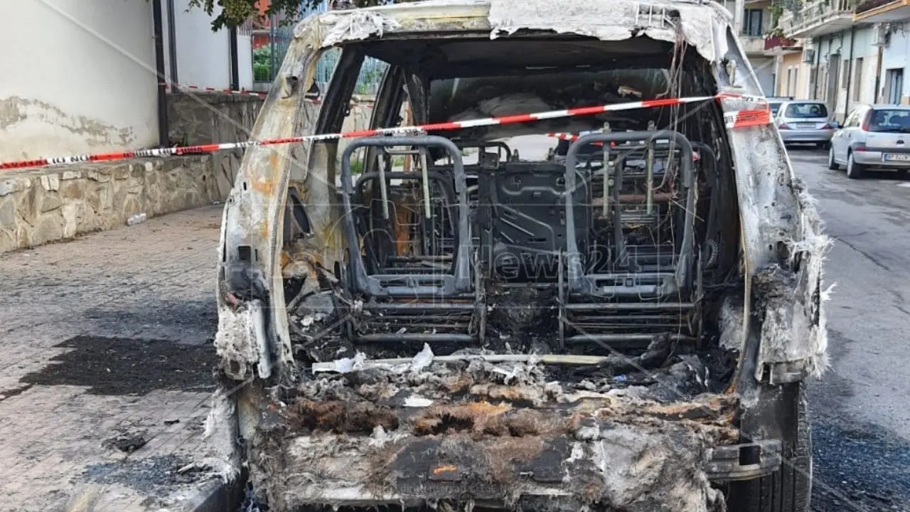 Trebisacce, un furgone in fiamme vicino alla scuola elementare San Giovanni Bosco: indagini in corso