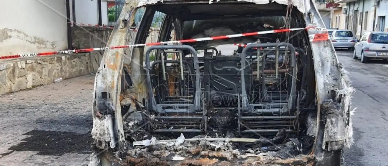 Trebisacce, un furgone in fiamme vicino alla scuola elementare San Giovanni Bosco: indagini in corso