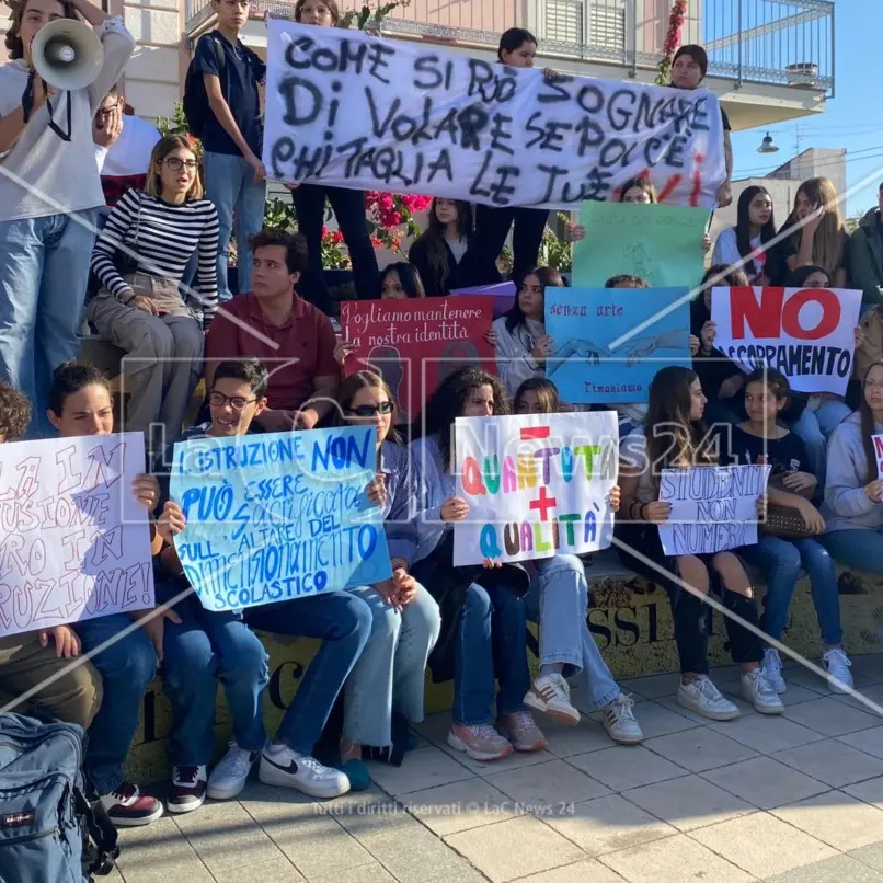 Locri, esplode la protesta degli studenti contro l’accorpamento scolastico