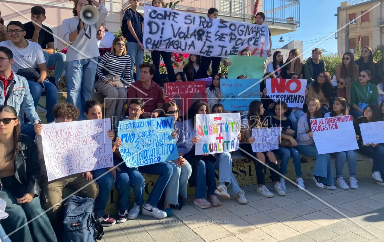 Locri, esplode la protesta degli studenti contro l’accorpamento scolastico