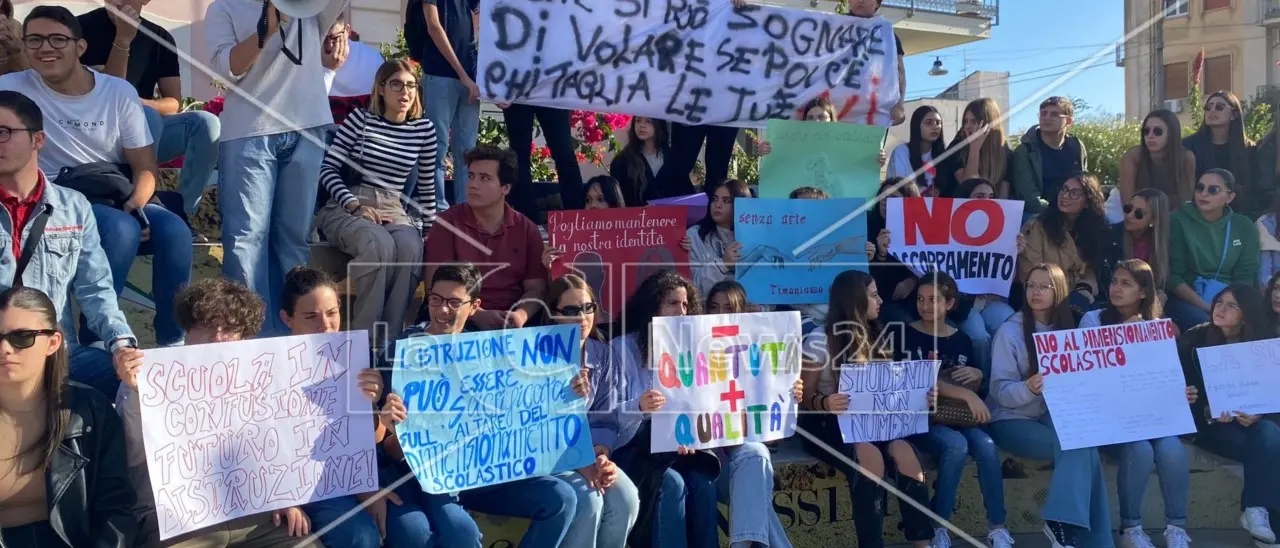 Locri, esplode la protesta degli studenti contro l’accorpamento scolastico