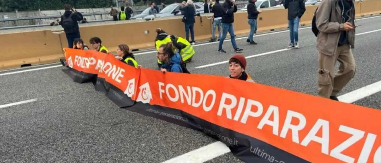 Ponte sullo Stretto, a Messina sei attivisti bloccano la strada: intervengono le forze dell’ordine