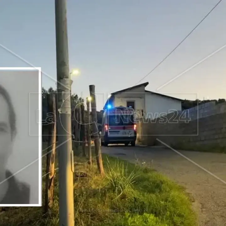 Corigliano Rossano, si ribalta con il muletto e rimane schiacciato: muore un uomo di 46 anni, aperta un’inchiesta