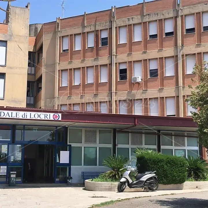 Ospedale di Locri, il primario ci ripensa ma i problemi restano. E l’Asp assicura: «Stiamo cercando di venirne a capo»