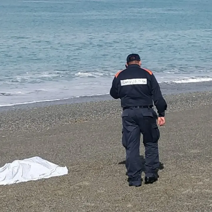 Tragedia nel Cosentino, 53enne muore annegato in mare: recuperato il cadavere