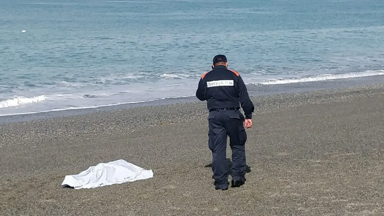 Tragedia nel Cosentino, 53enne muore annegato in mare: recuperato il cadavere