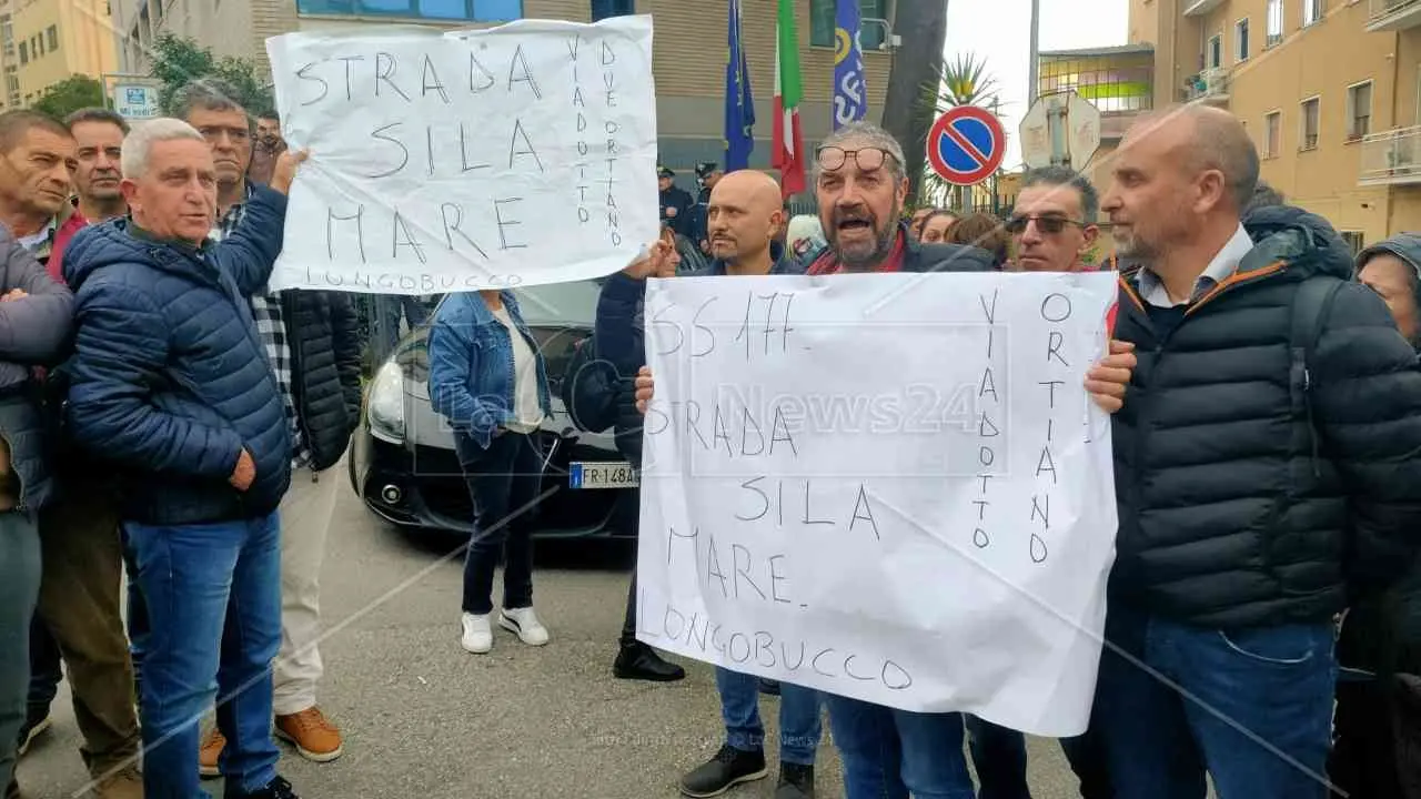 Crollo del ponte di Longobucco, strada chiusa da sei mesi e cittadini esasperati: «Violato il nostro diritto alla mobilità»