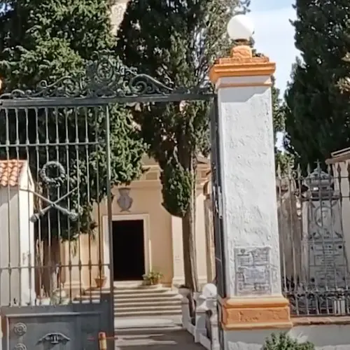 Cimitero di Corigliano, sequestrati i chioschi per la vendita dei fiori
