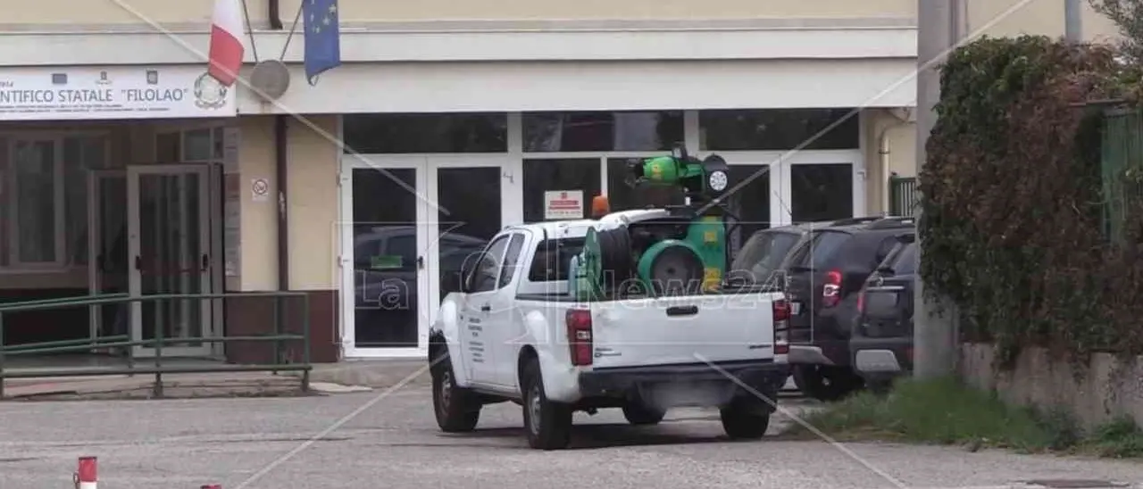 Topi al liceo di Crotone, l’Asp avvia la disinfestazione: gli studenti annullano la protesta in piazza