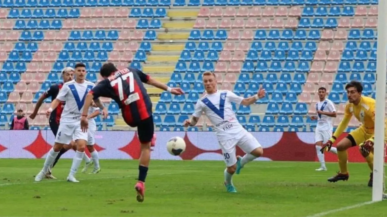 Coppa Italia, il Crotone regola il Brindisi ed accede al terzo turno: decisivo un gol di Pannitteri (1-0)