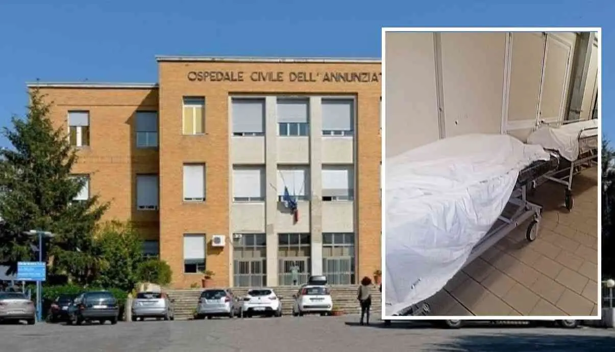 Morti sulle barelle in fila nel corridoio dell’obitorio: all’ospedale di Cosenza l’estremo saluto è un affronto