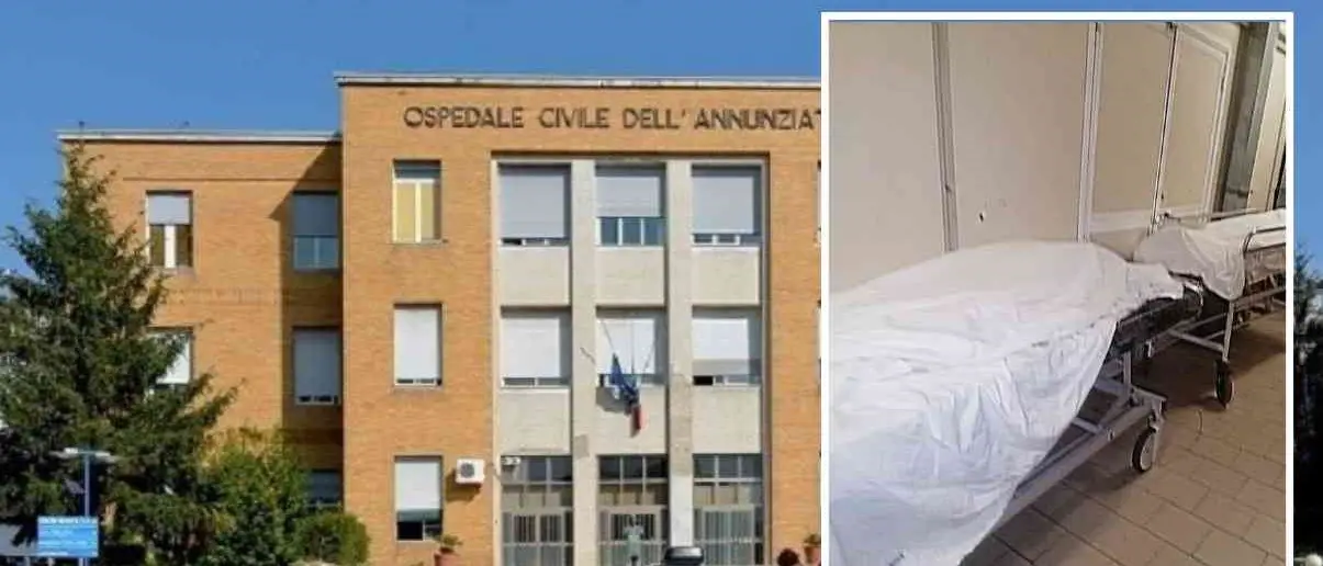 Morti sulle barelle in fila nel corridoio dell’obitorio: all’ospedale di Cosenza l’estremo saluto è un affronto