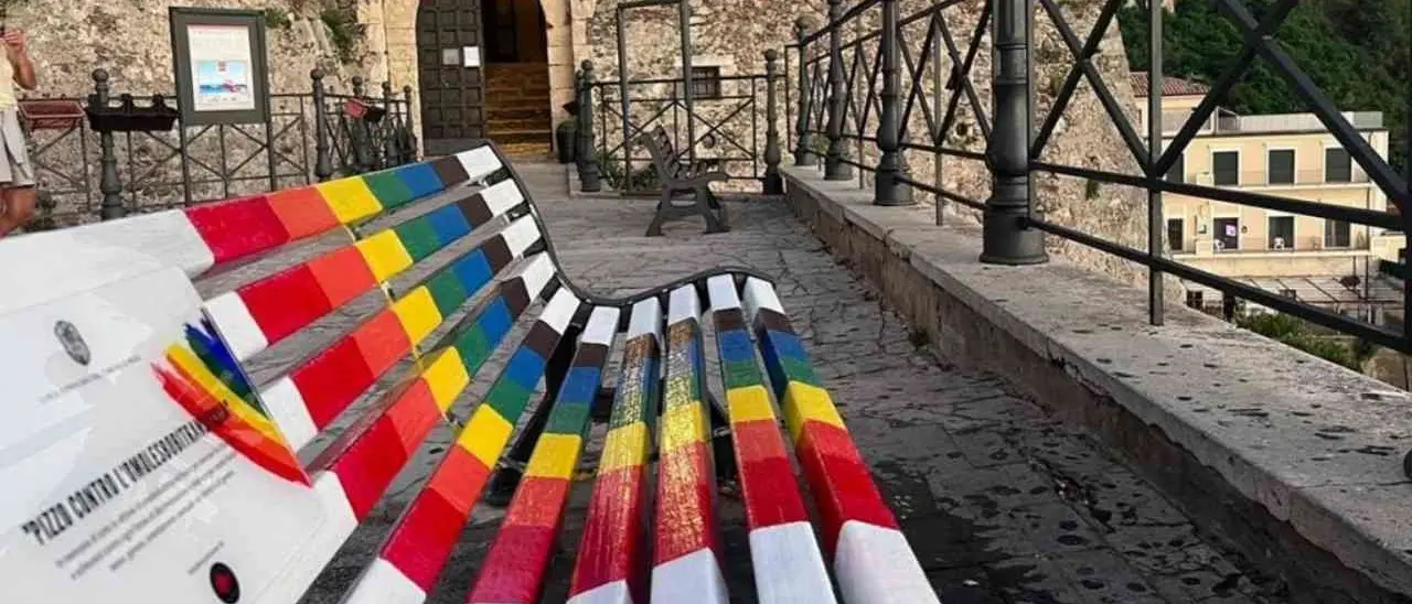 Pizzo, staccata e scaraventata a terra la targa contro le discriminazioni di genere