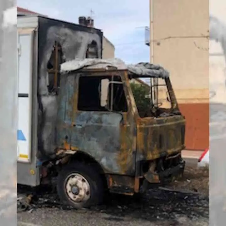 Corigliano Rossano, incendiato un furgone per la vendita di panini e bevande sotto casa del proprietario
