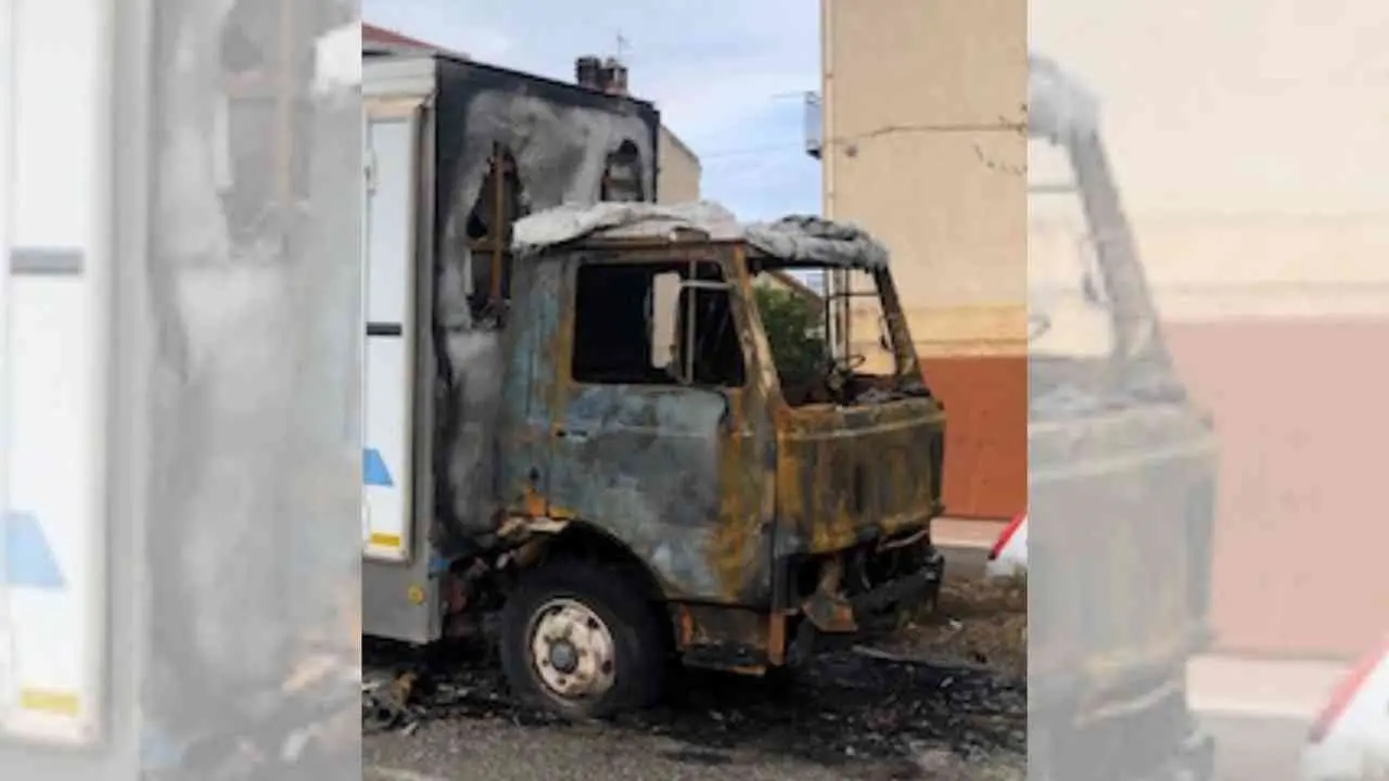 Corigliano Rossano, incendiato un furgone per la vendita di panini e bevande sotto casa del proprietario
