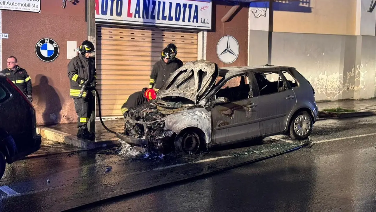 Cassano allo Jonio, incendiata nella notte l’auto del giornalista Luigi Cristaldi. Le reazioni