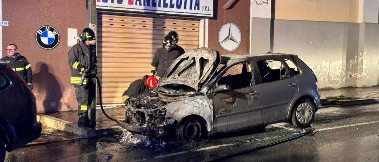 Cassano allo Jonio, incendiata nella notte l’auto del giornalista Luigi Cristaldi. Le reazioni