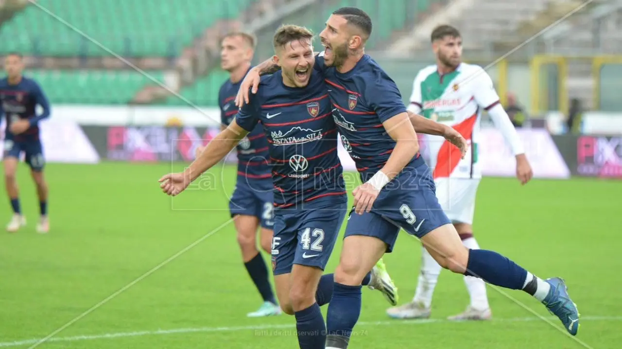 Il Cosenza batte 2-0 la Reggiana: Voca e Tutino liquidano gli emiliani